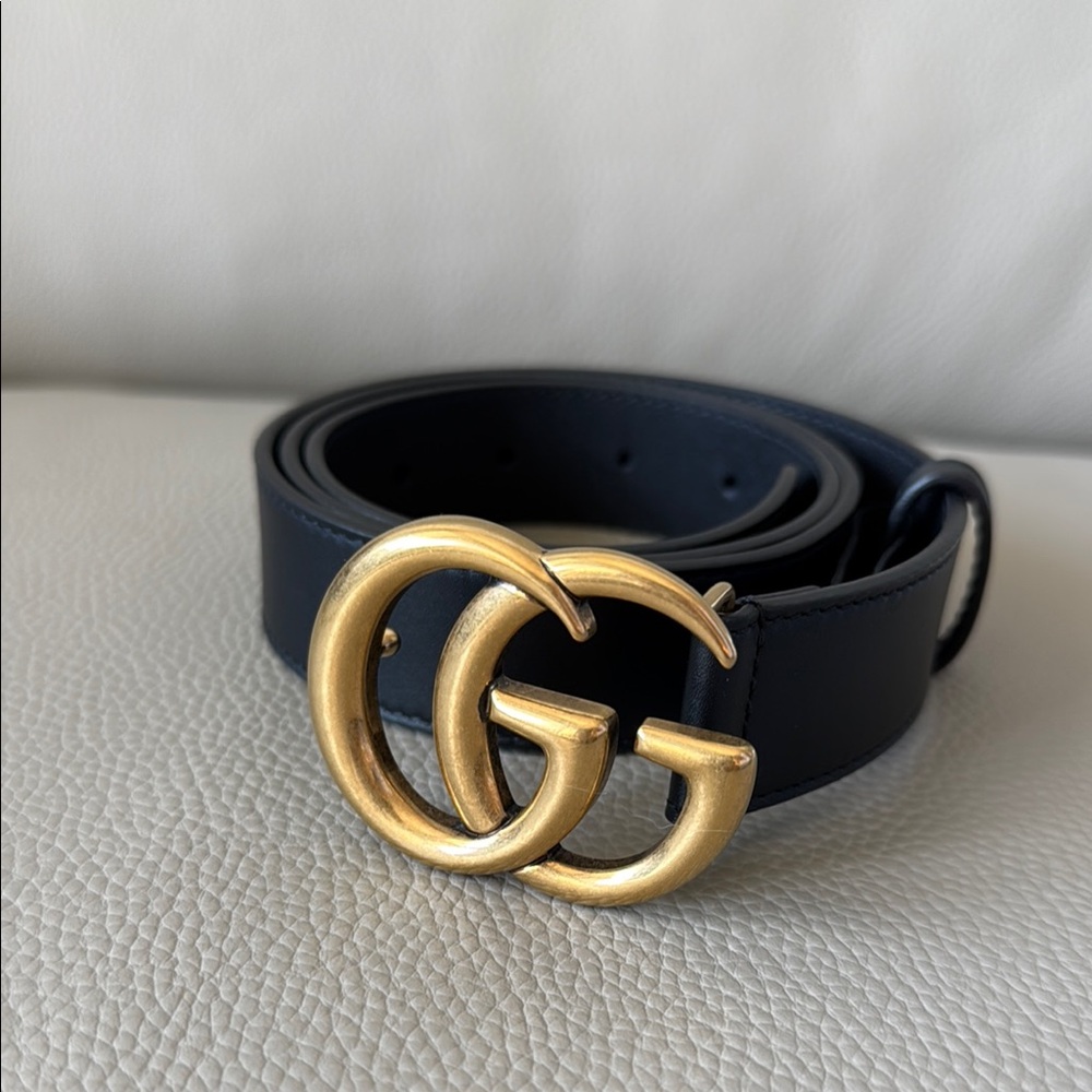 NEW. Gucci Black and Gold Designer Belt with Iconic Buckle. Excellent condition